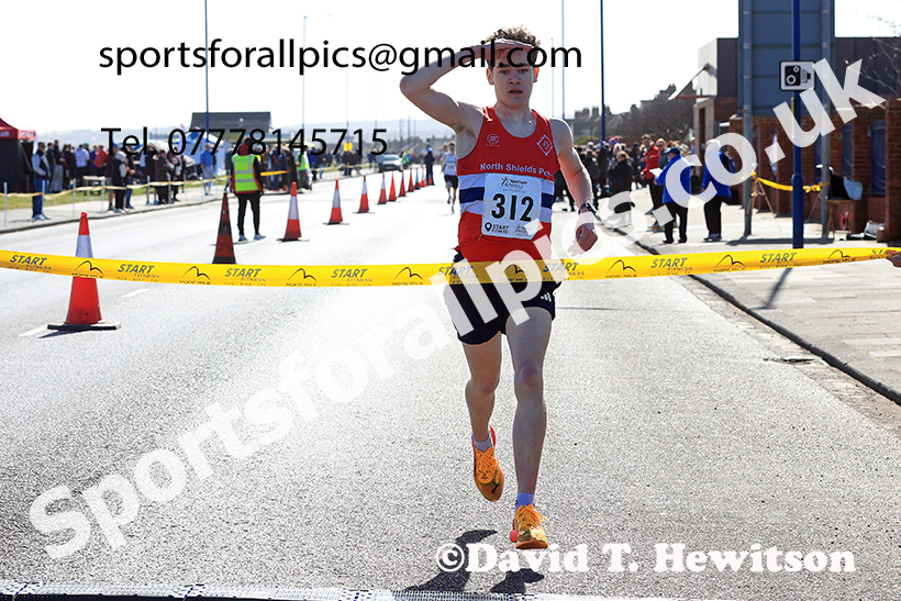 Mens under-17s 5k, 2025 Northern 12 and 6 Stage Road Relays and Junior 5k, Redcar. Photo: David T. Hewitson/Sports for All Pics